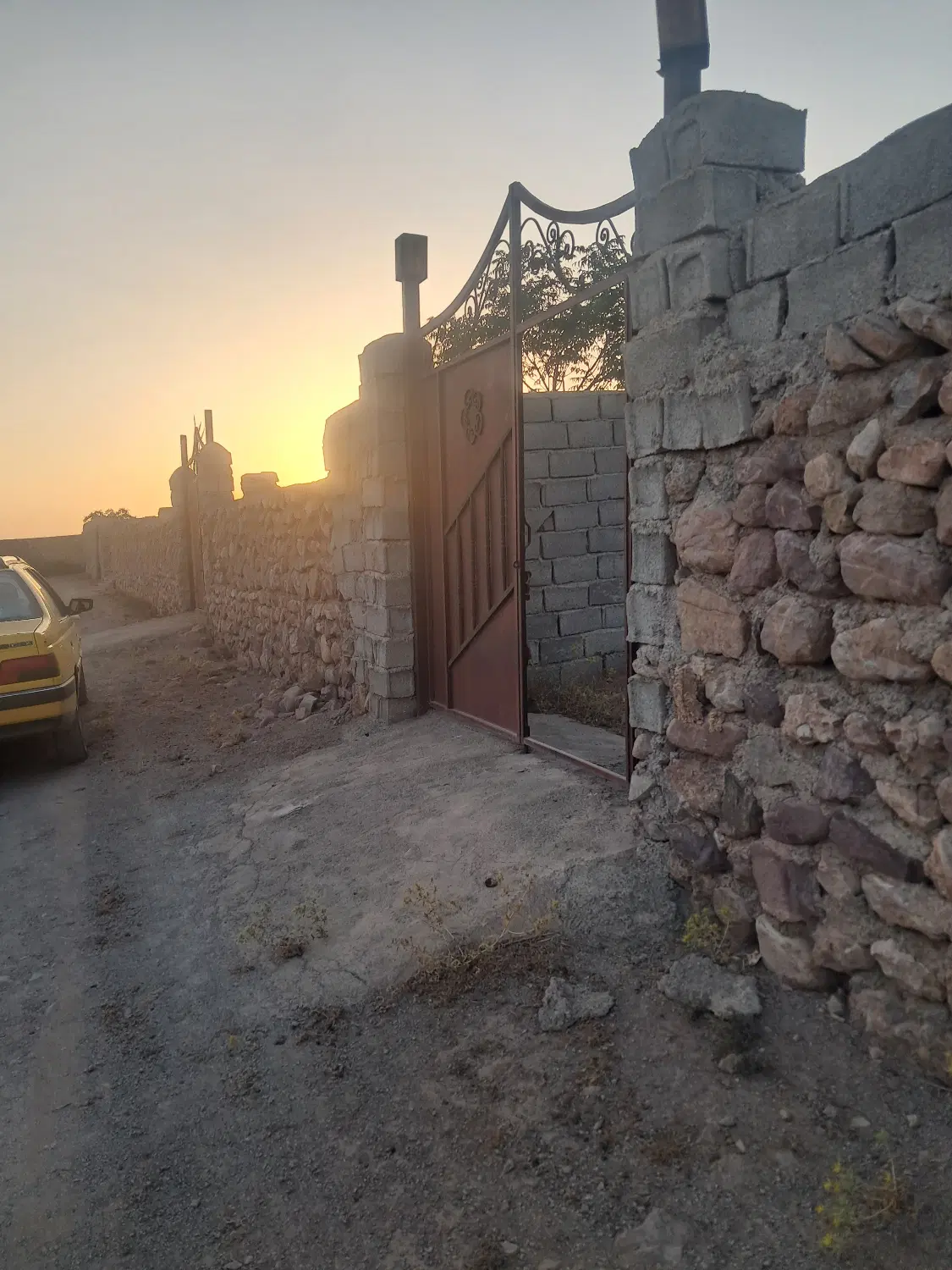 زمین چهاردیواری‌فشند