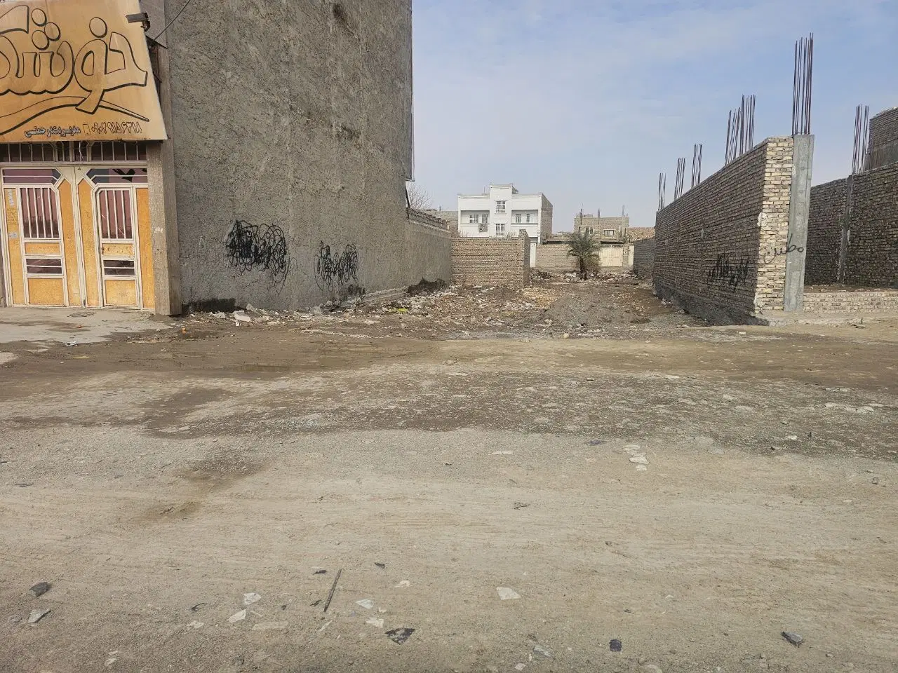 قواره زمین حاشیه خیابان دانشجو
