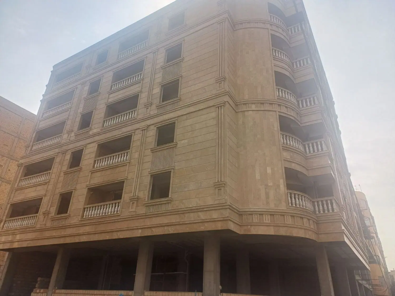 واحد نوساز ۱۲۰متری املاک اعتماد