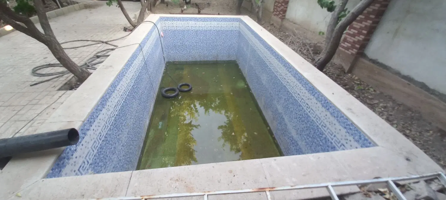 باغچه ۷۰۰ متری ،دارای بنای قدیمی و  درختان مثمر