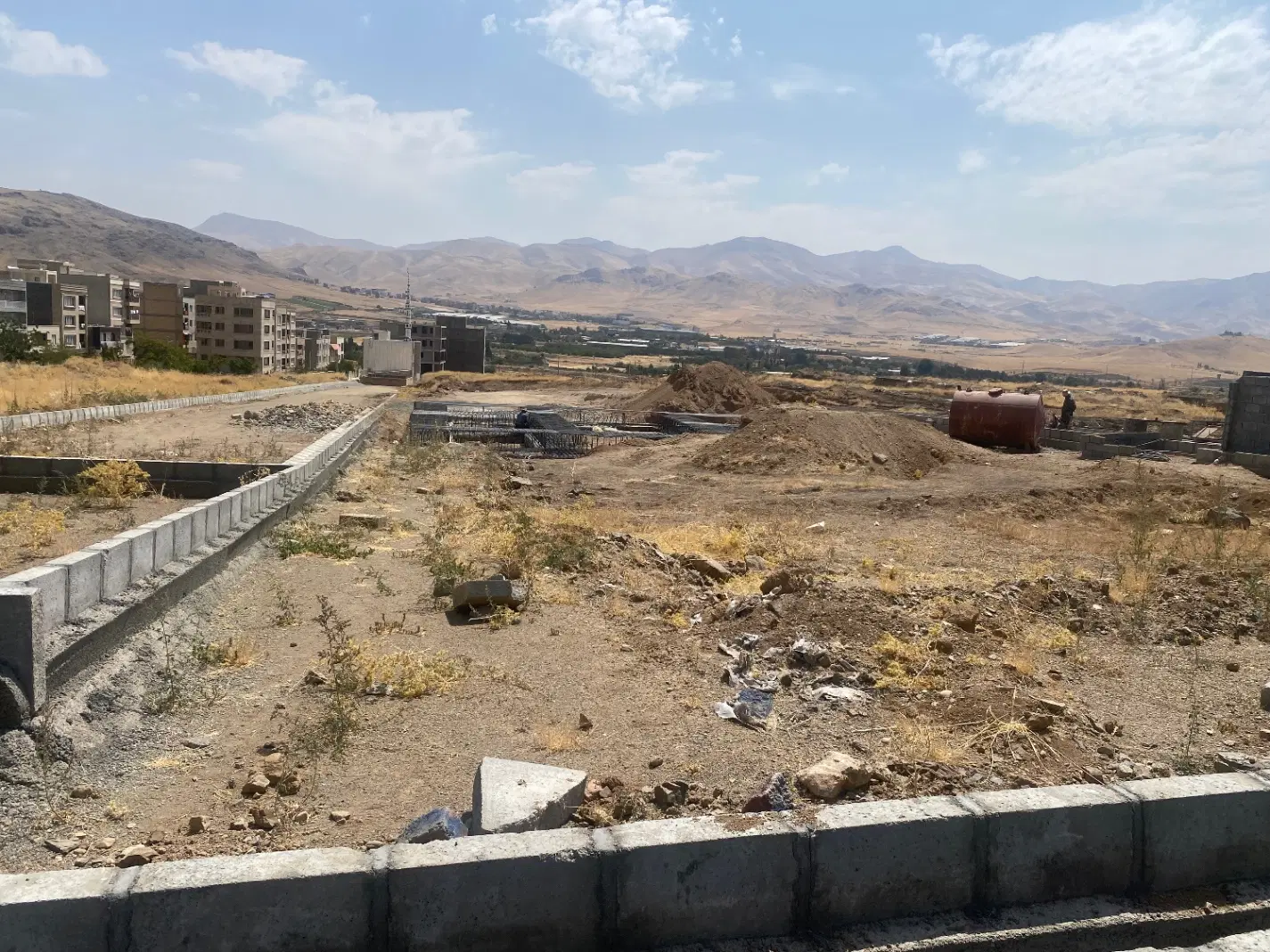 یک قطعه زمین با مجوزساخت و نقشه