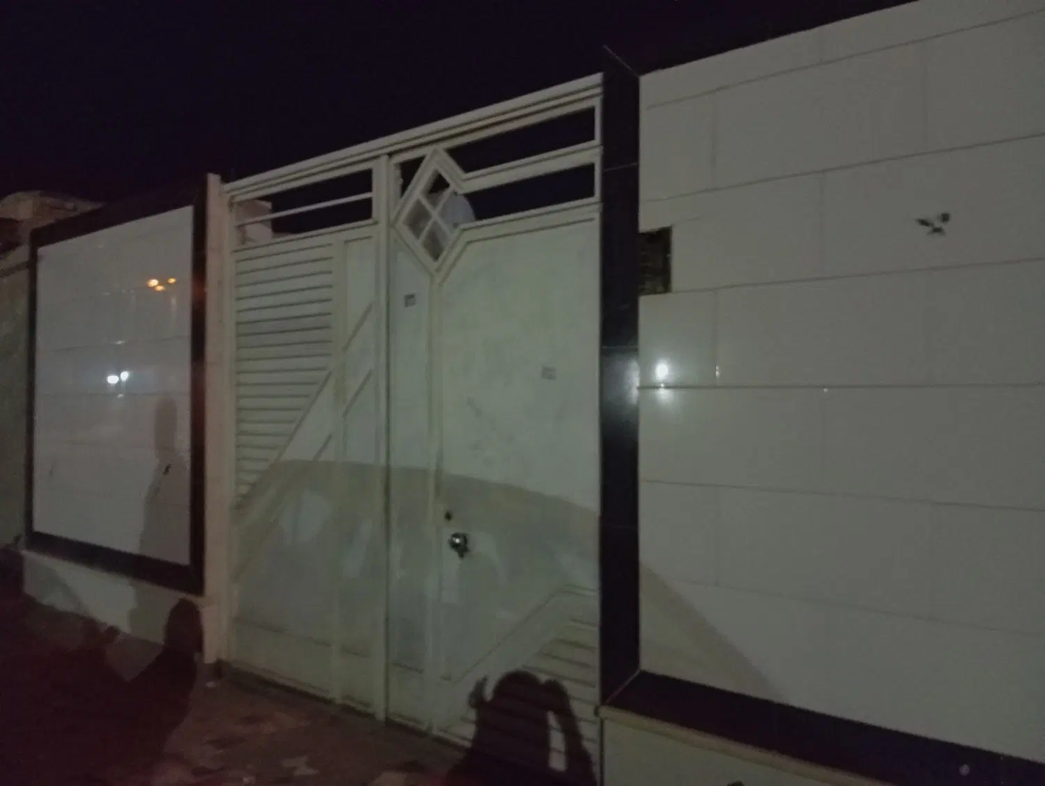 خانه سر دو نبش دارای درب مغازه