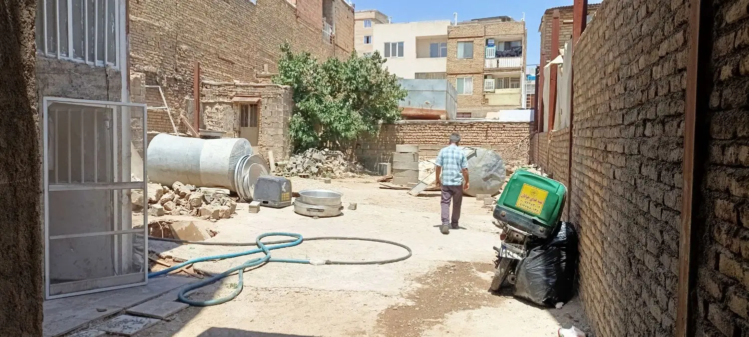گاراژ ۲۵۰متری با یک دهنه مغازه بر حالت ورودی