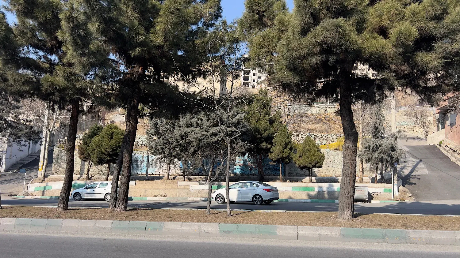 ۳۴۰۰ متر کلنگی ۳ نبش رودهن ۱۶۰۰۰ متر جواز تجاری