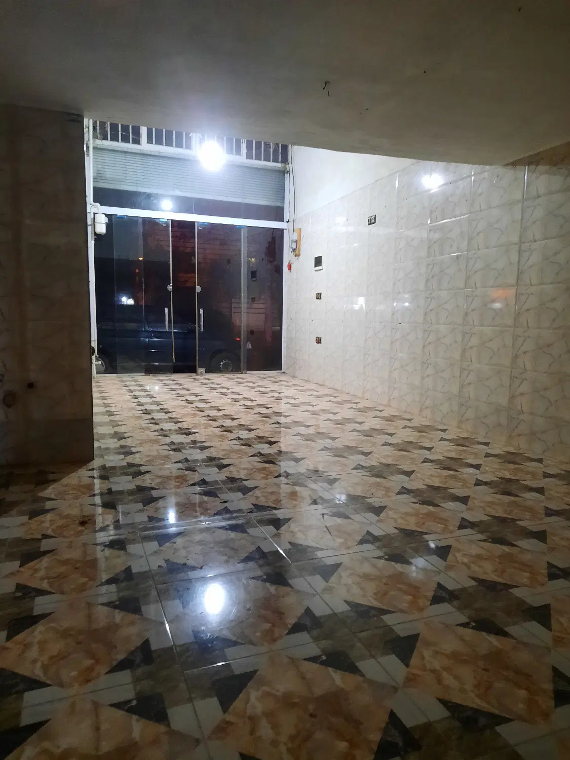 مغازه ۹۰ متر خیلی شیک