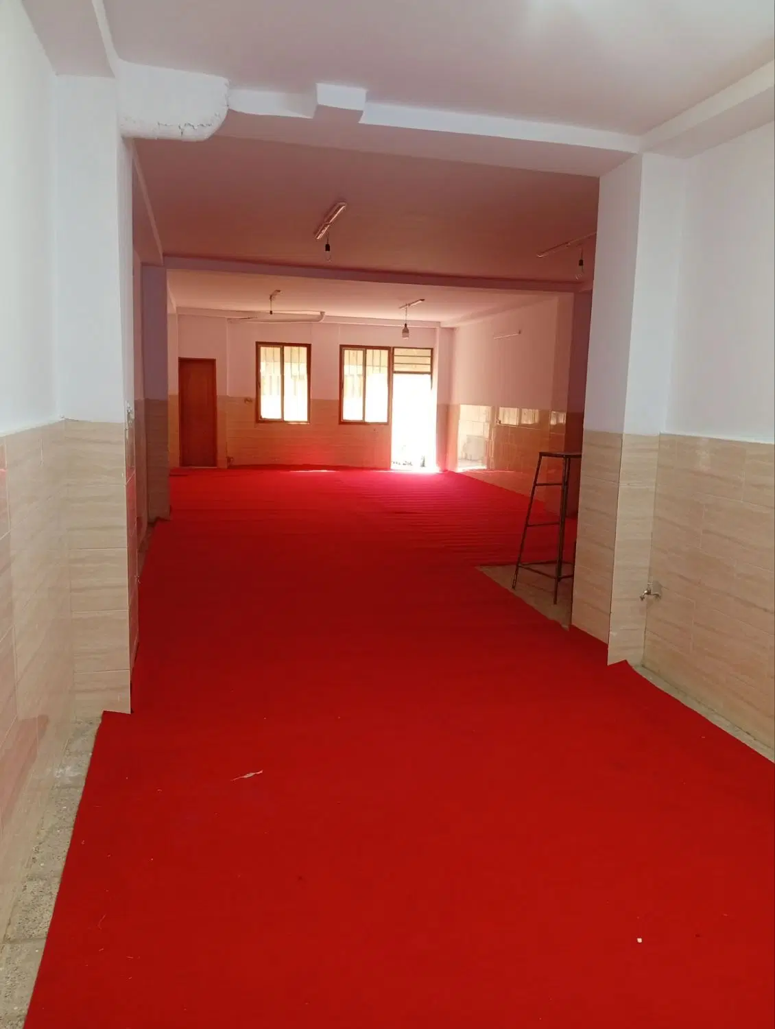 مغازه ۱۱۰ متری مرتضی گرد کاملا تمیز رنگ شده