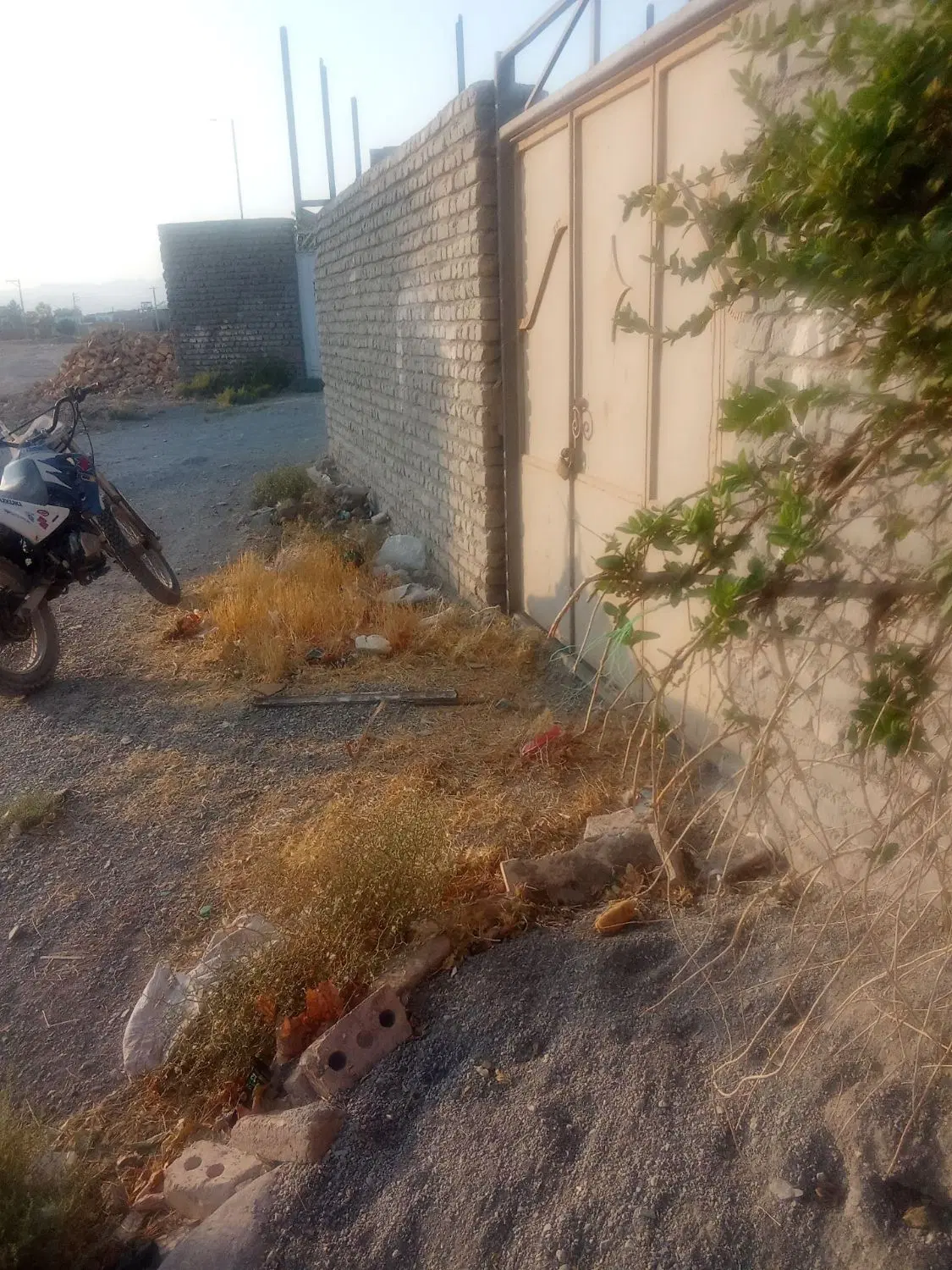 زمین چهار دیواری