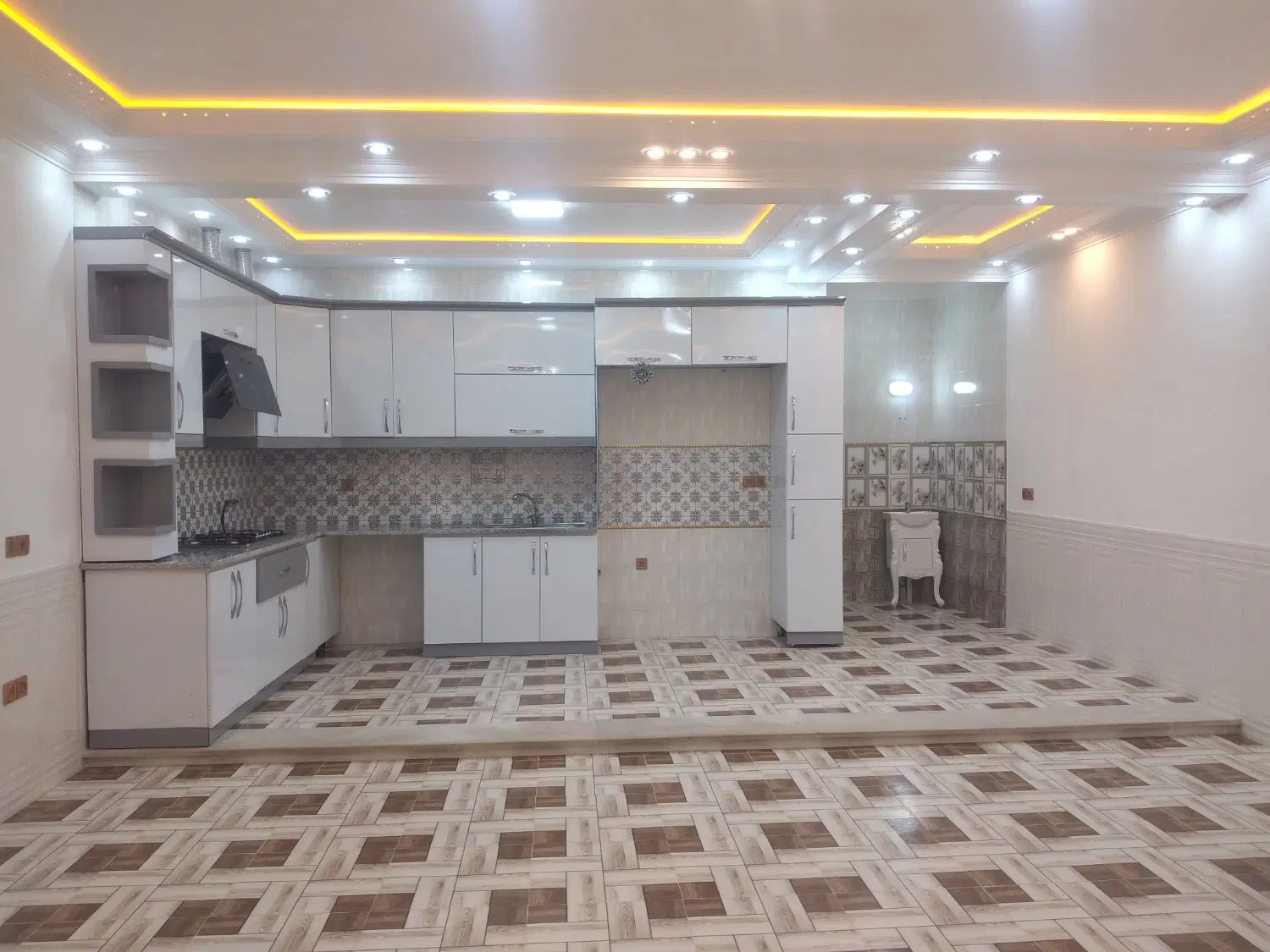 ساختمان  طبقه بالا  در  آباریکی  کوچه بهار  یک