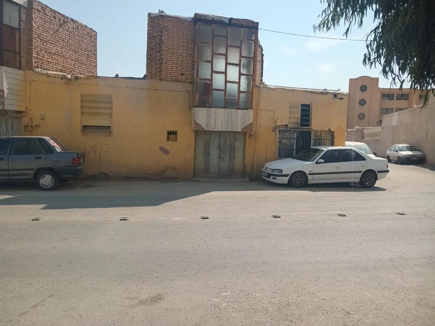 خانه کلنگی عاشق اباد بر خیابان مینو