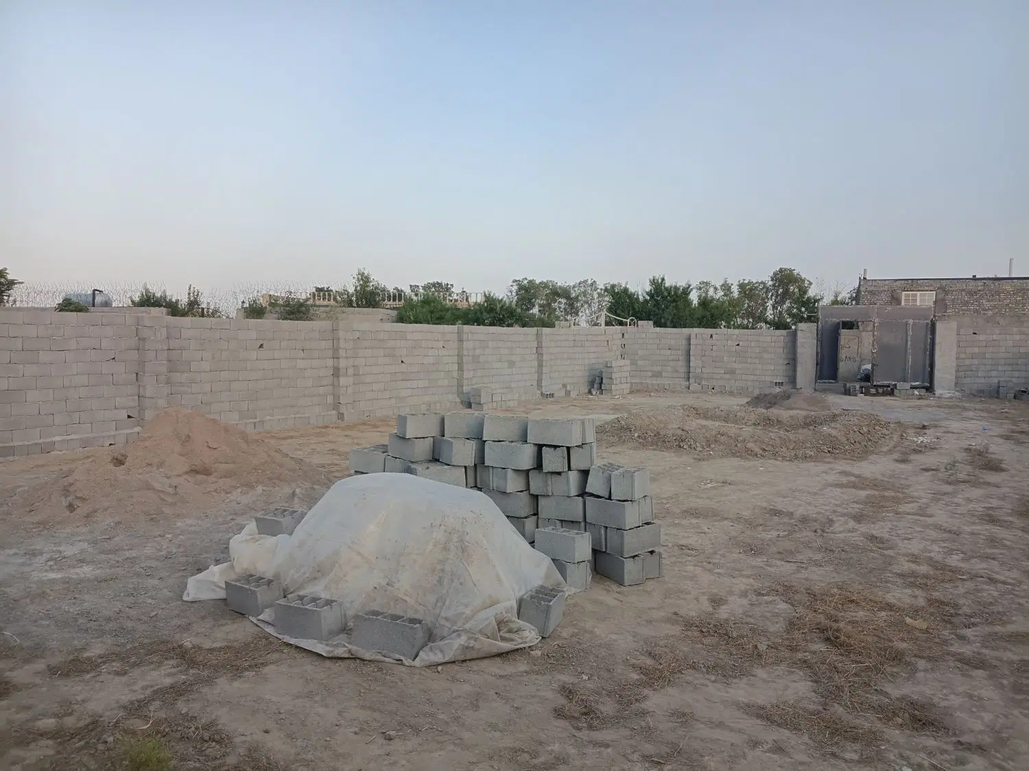 زمین دور دیوار سند دار