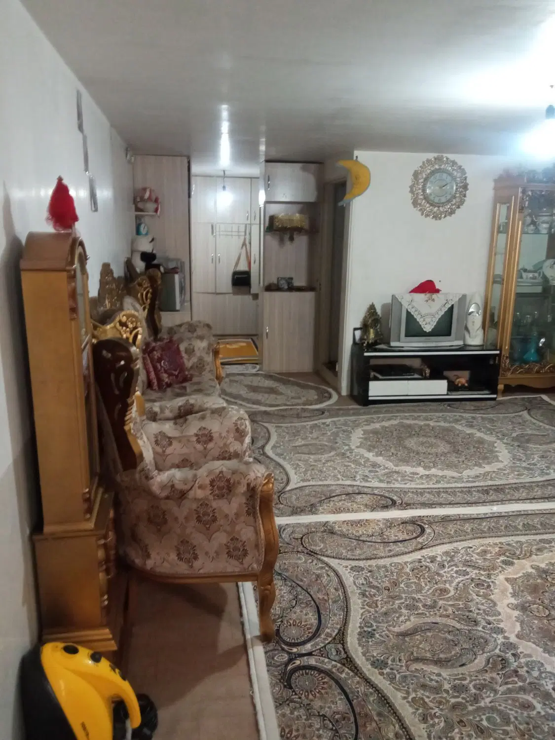 حیاط سه طبقه