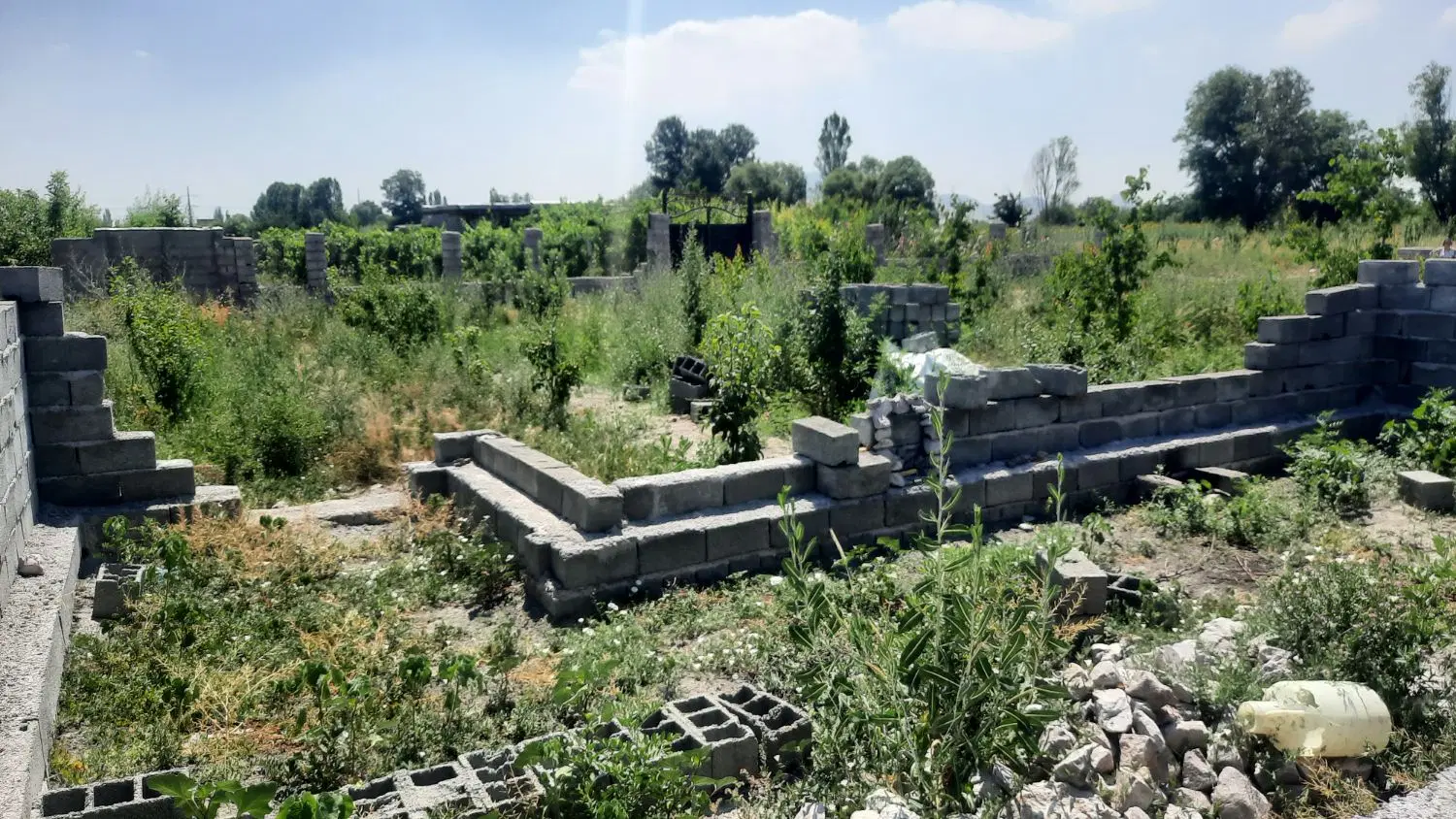 باغچه ۵۰۰ متر با ساختمان نیمه کاره