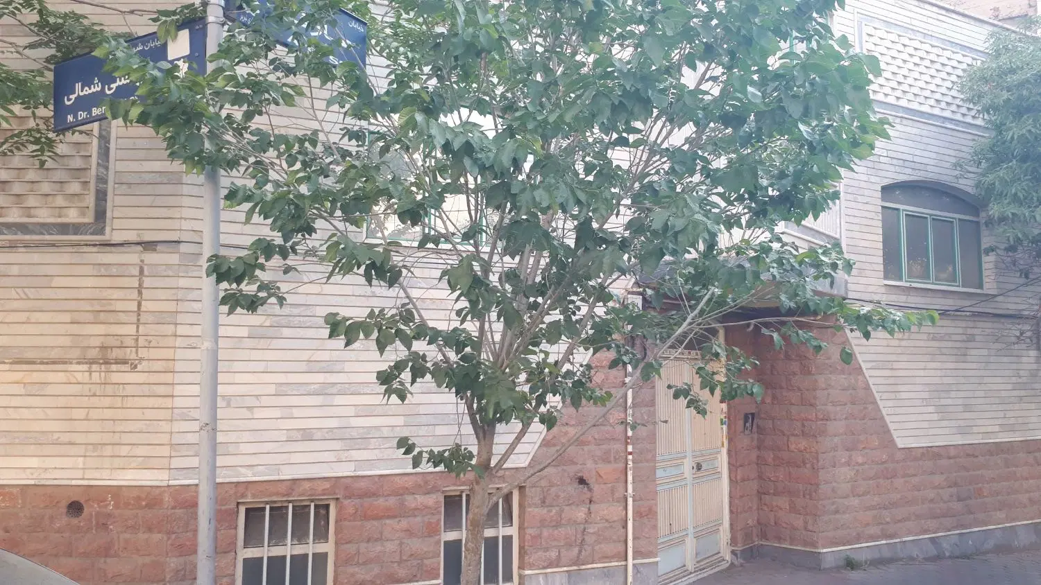 حیاط در بر خیابان سه نبش در عارف