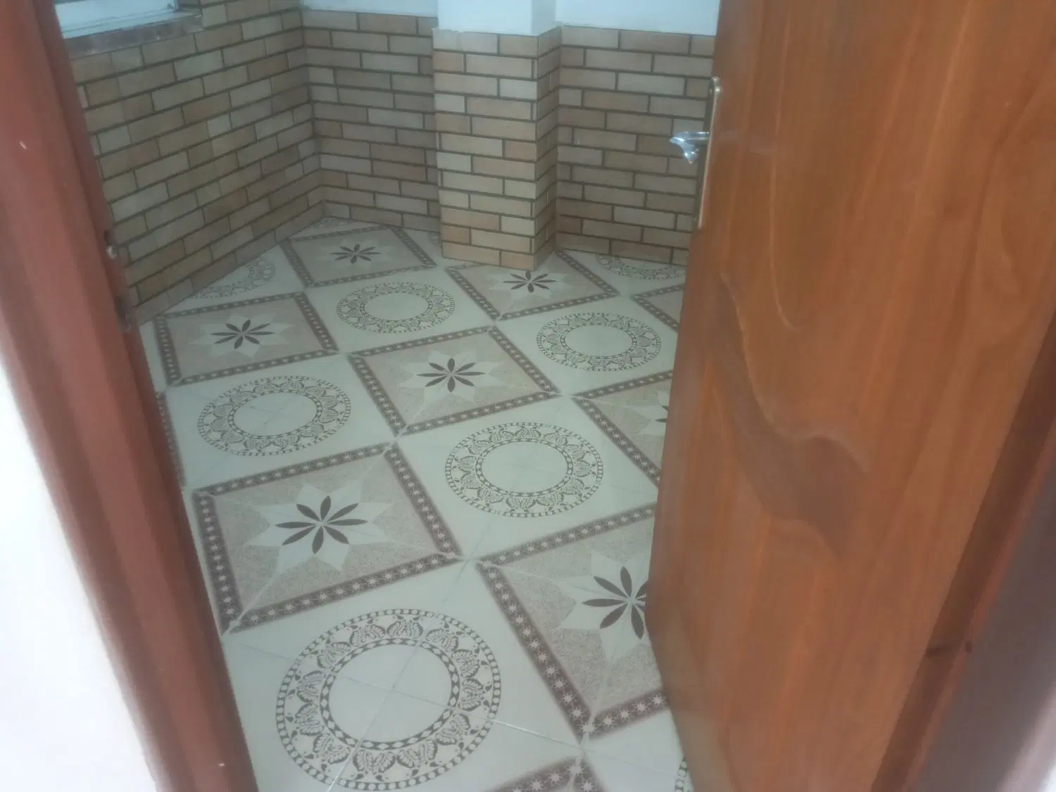 واحد۸۵متری خیلی تمیز وشیک باپارکینگ و..