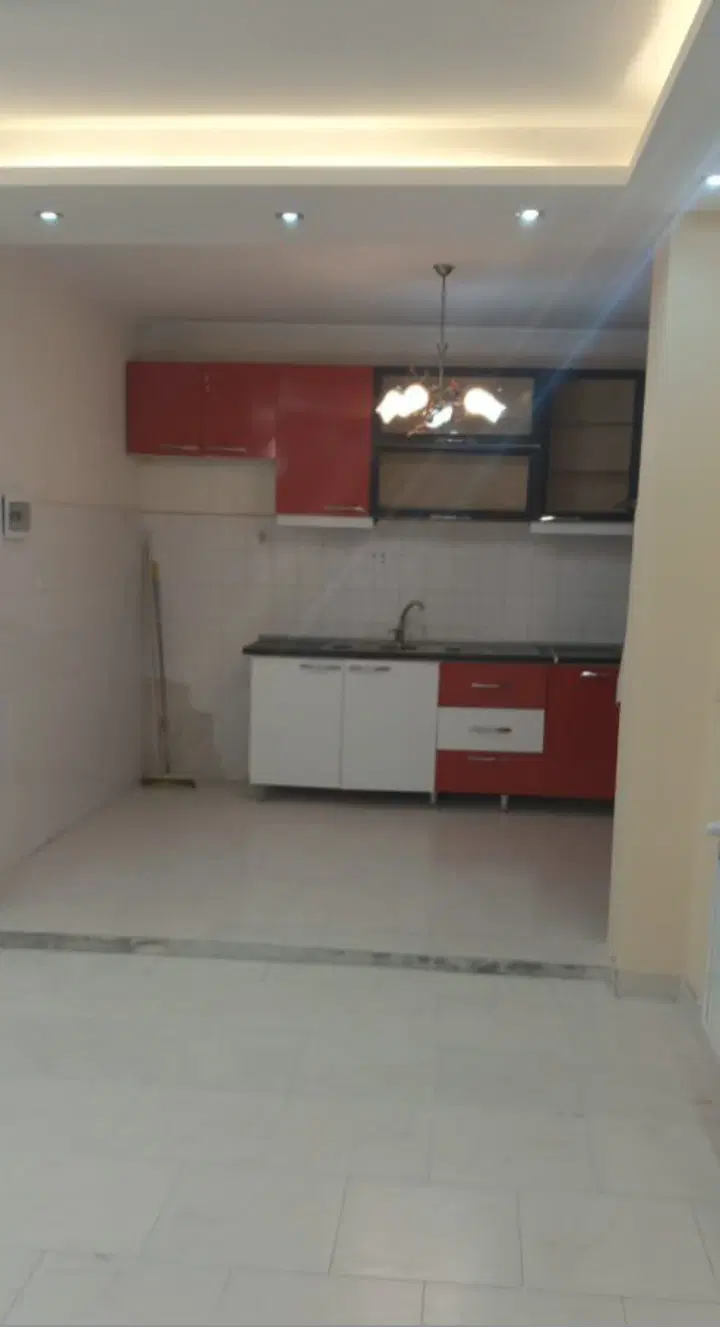 یک واحد مسکونی آپارتمان طبقه اول بازسازی شده