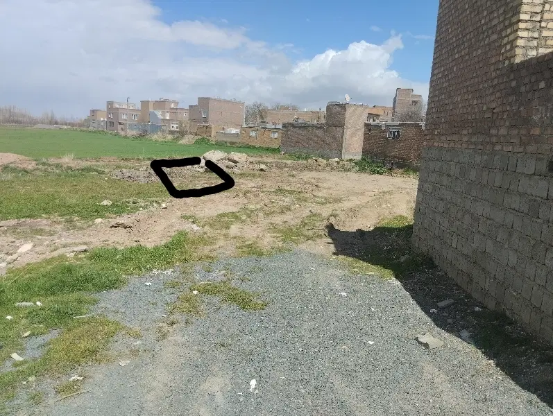 زمین با خانه نیمه کاره حصار