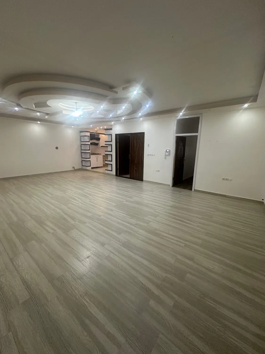 مسکونی سه طبقه با مغازه بلوار ساوالان