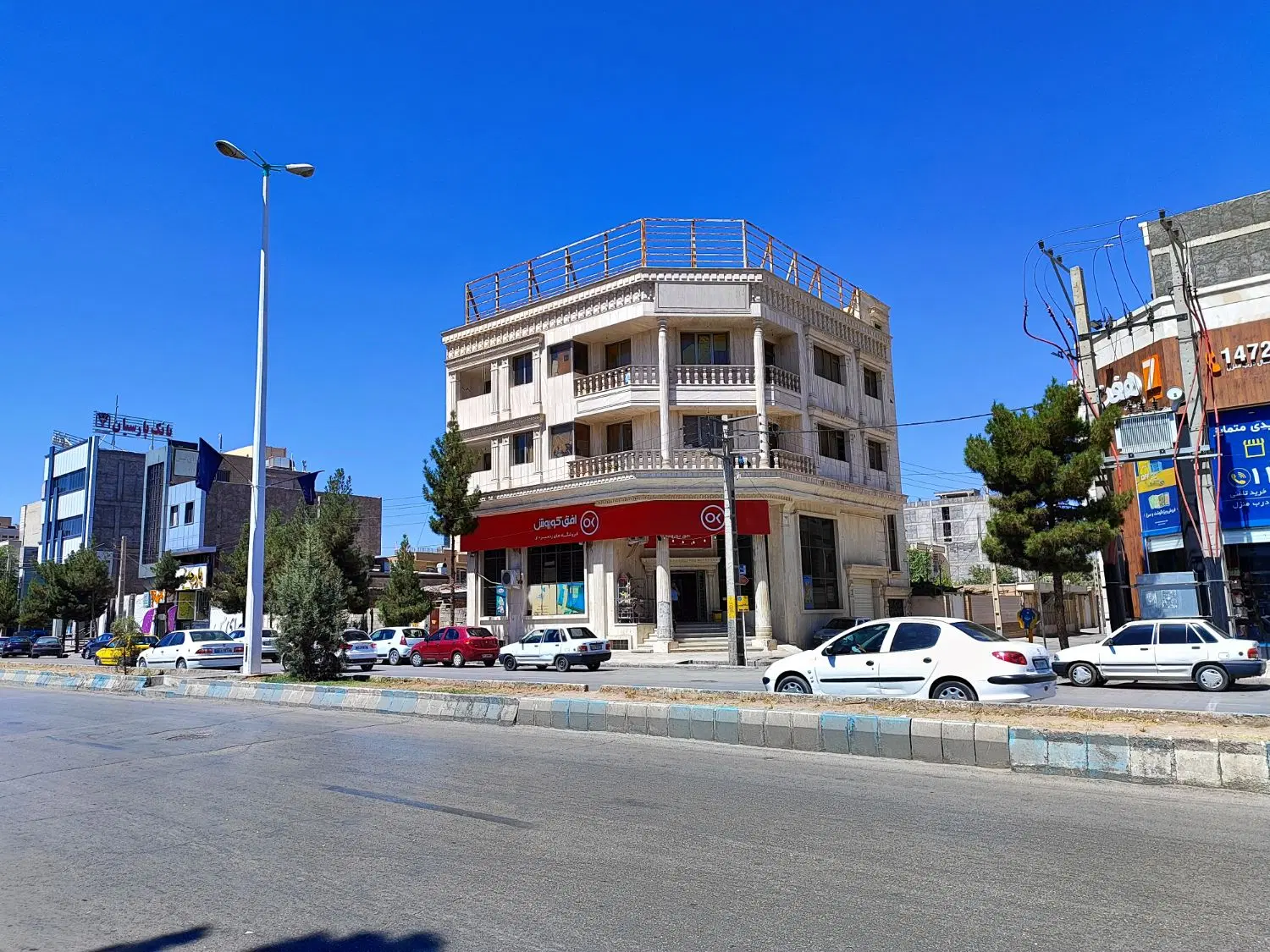 فروش  ویا ا جاره مجتمع تجاری اداری جهت بانکها وغیر
