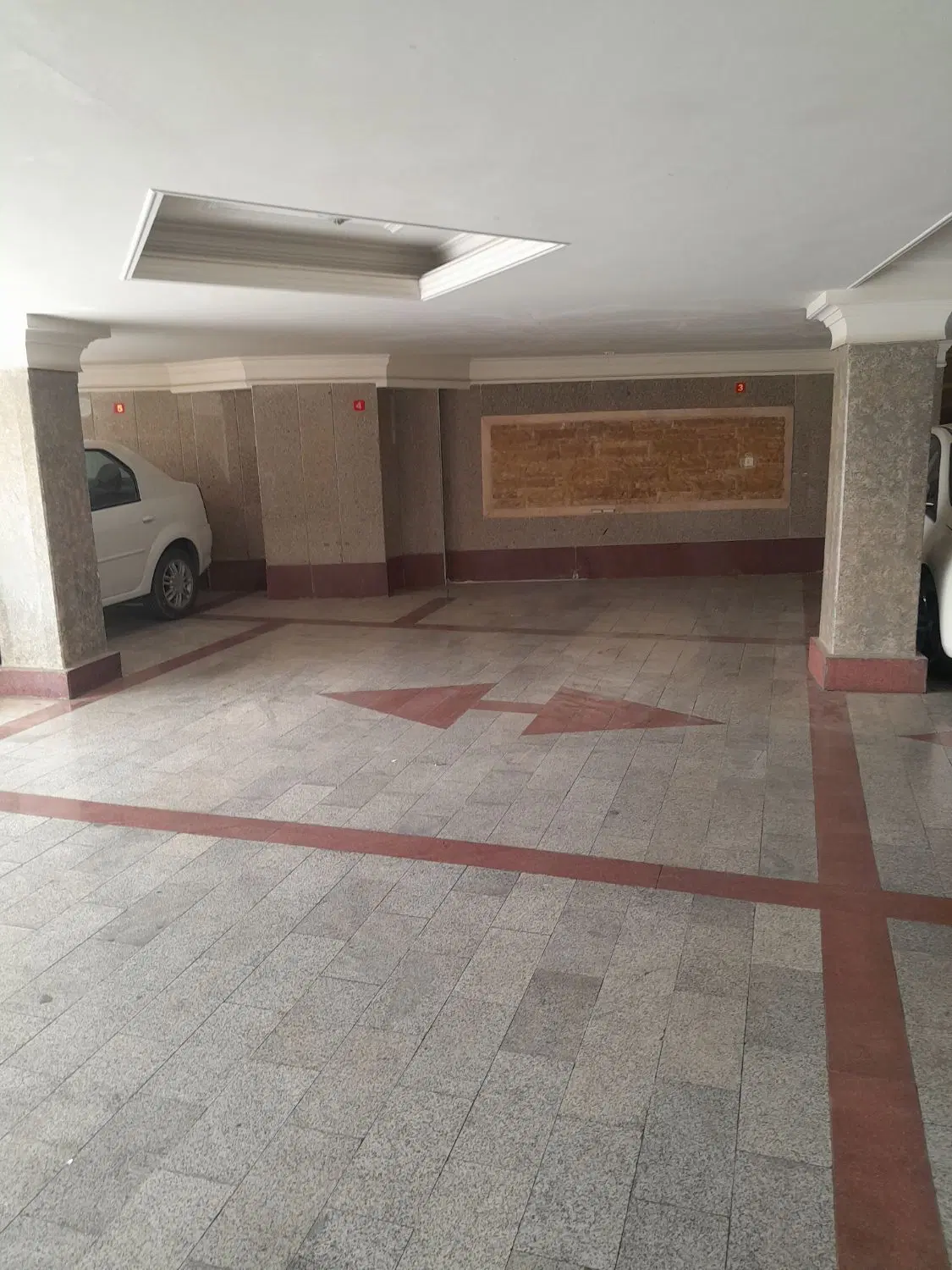 پارکینگ مسقف ماشین متعلق به واحدهودم