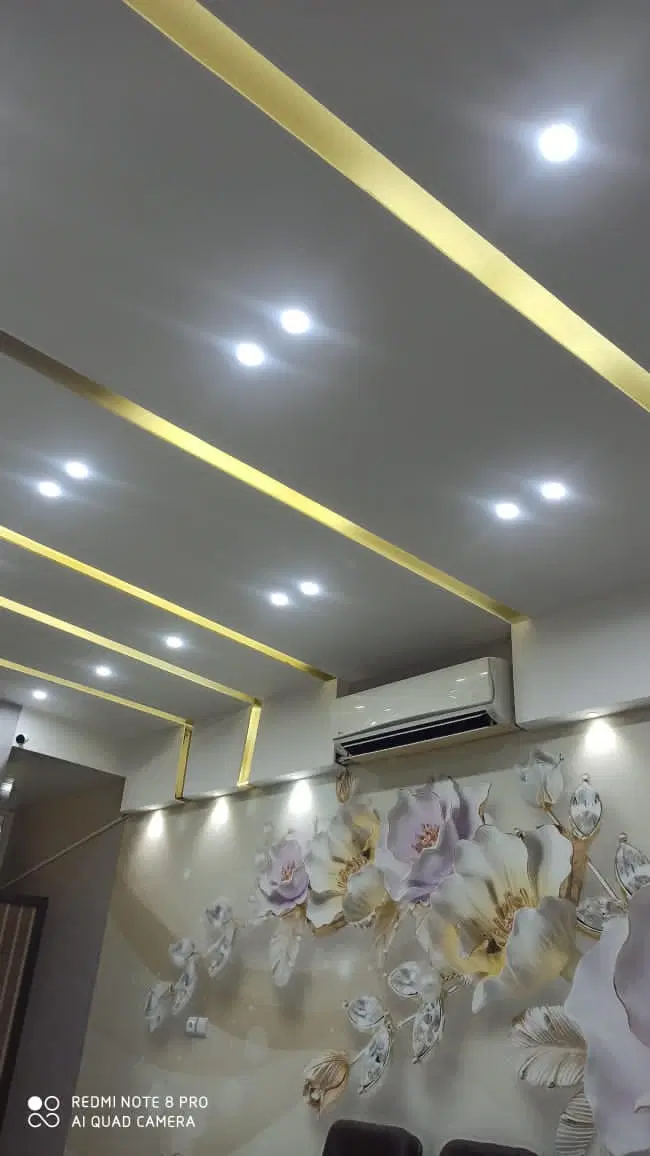 مغازه ۴۳متری، بَرِ خیابانِ هشت‌ بهشت‌ شرقی.