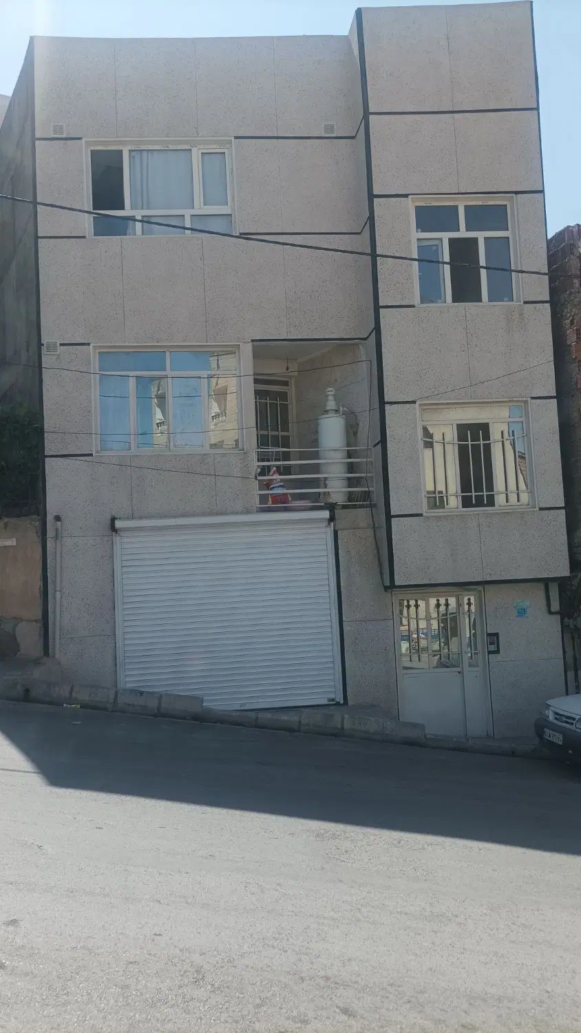 یک واحد مسکونی بسیار تمیز، خوش‌نقشه و نورگیر