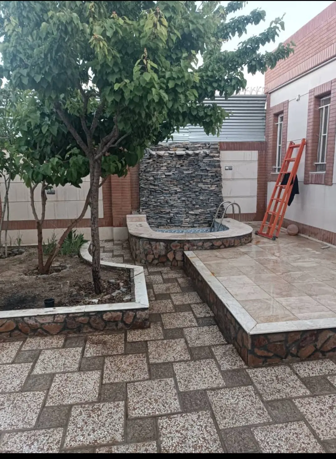 ویلایی دربست حاشیه جمهوری ۱۴