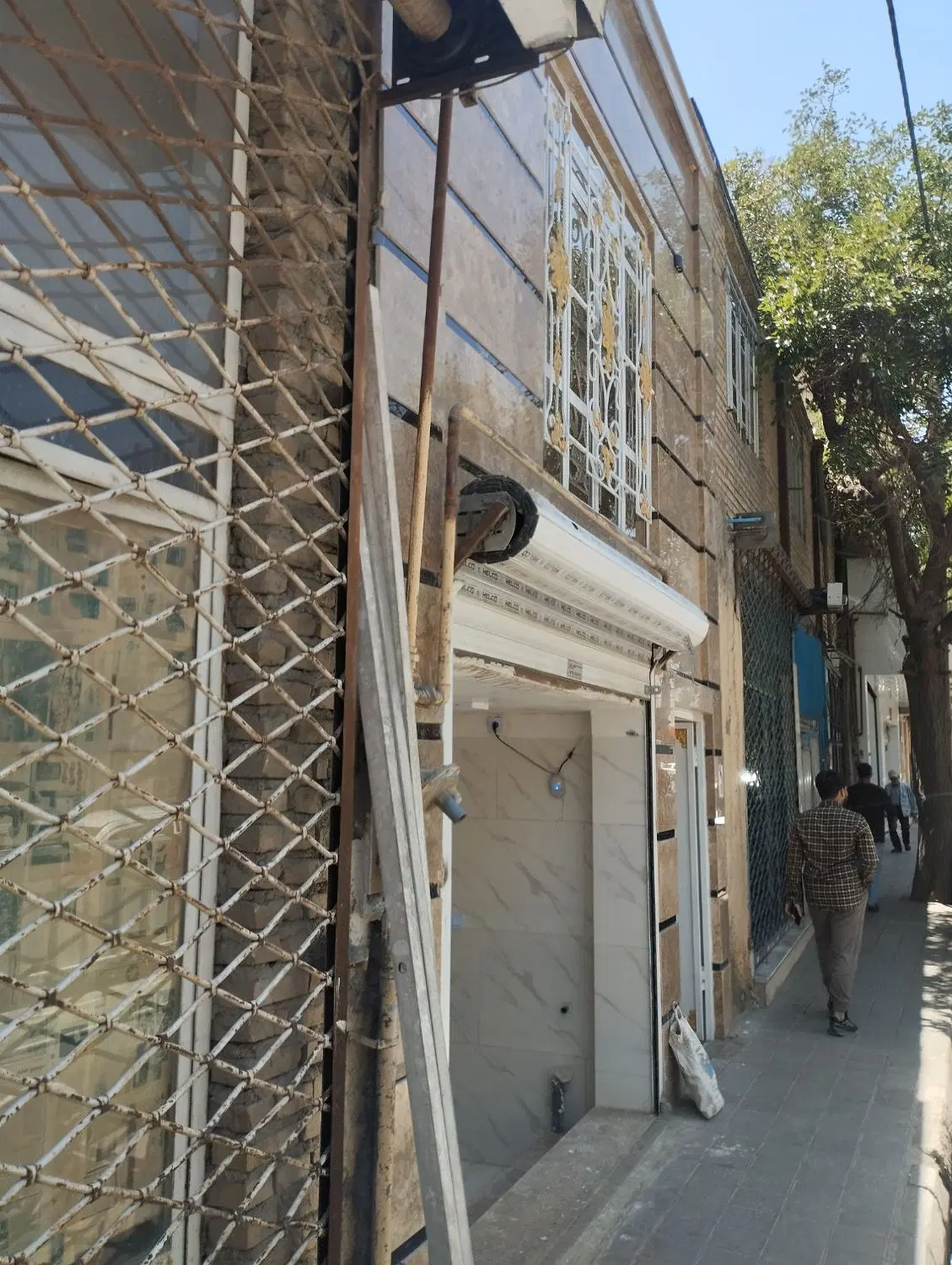 خونه 100متری حاشیه با 20متر مغازه تجاری