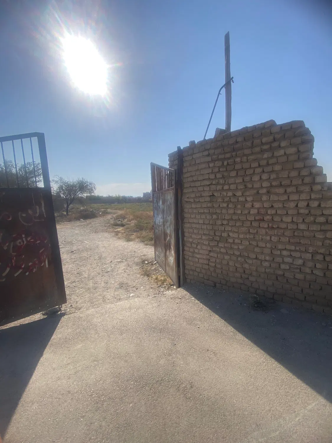 ۲۱۰۰ متر زمین