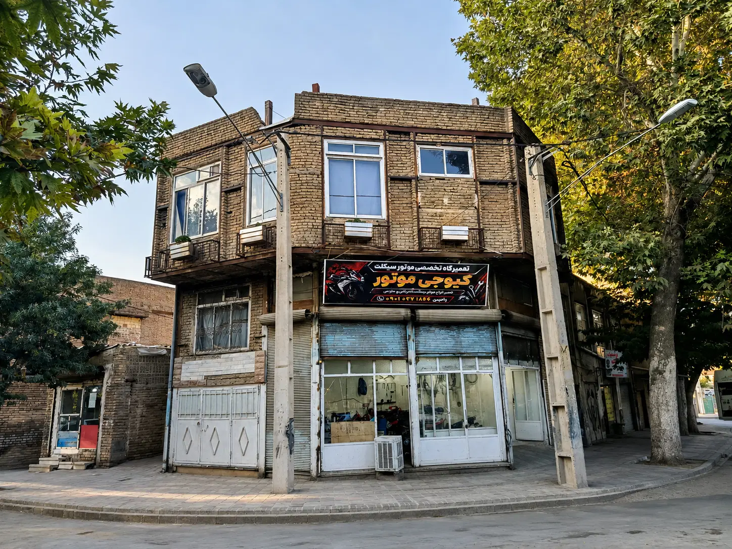 ساختمان تجاری مسکونی در بر خیابان یوسفی