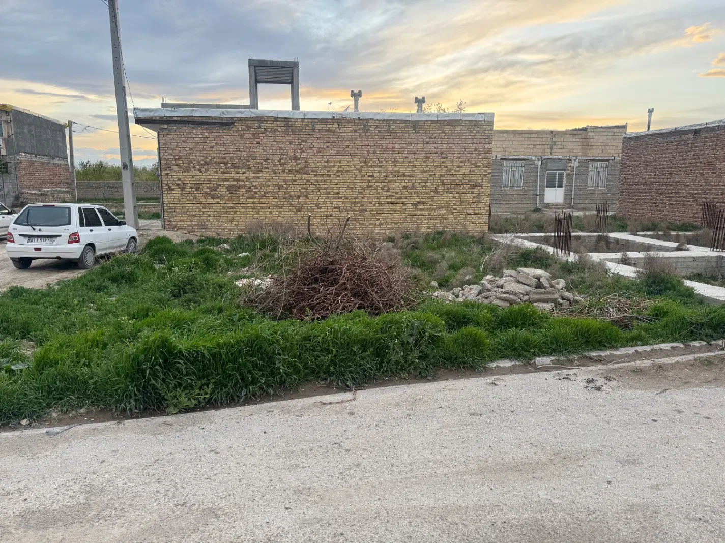 زمین در جاده دریا