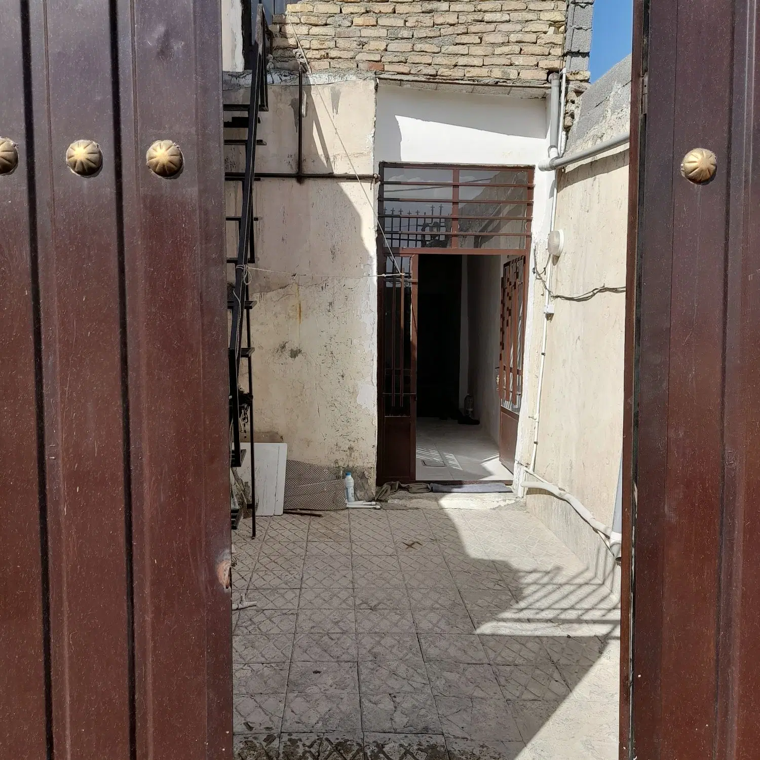 رهن خانه ویلایی دربستی  حیاط ماشین رو .