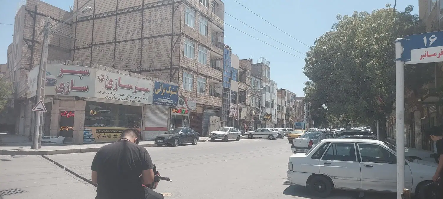 زمین دور دیوار حاشیه خیابان اصلی از سه طرف