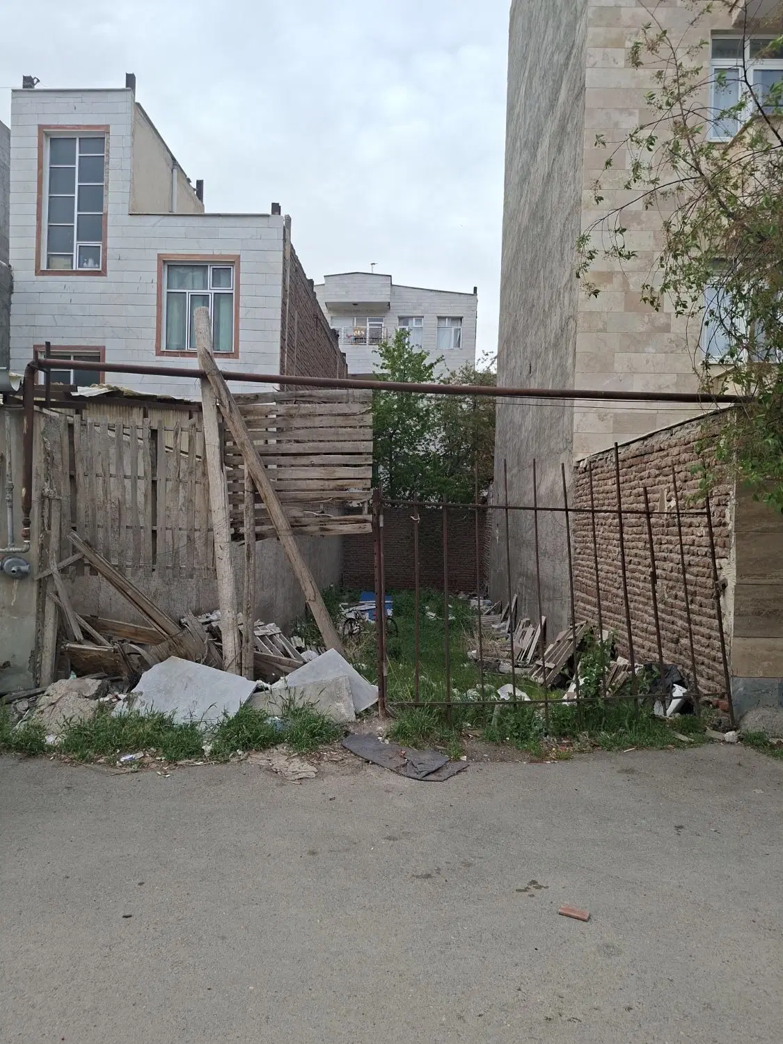 زمین 100 متری