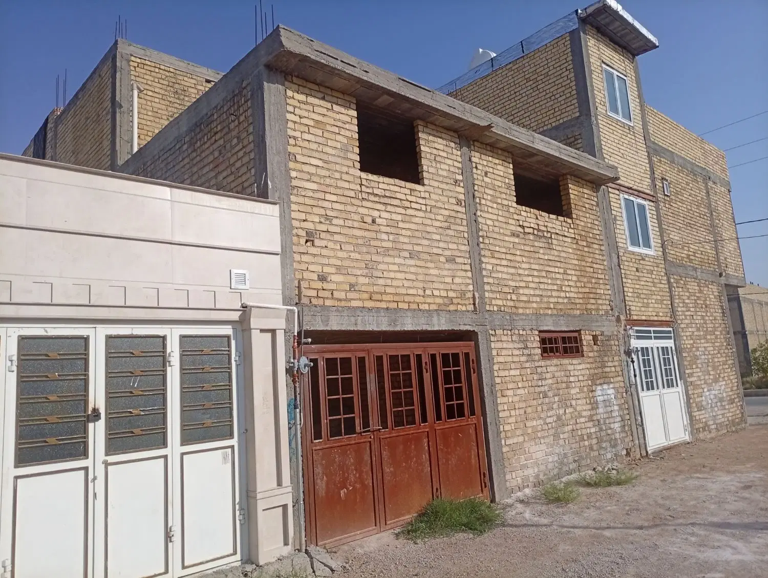 منزل مسکونی دو طبقه واقع در طالقانی شرقی