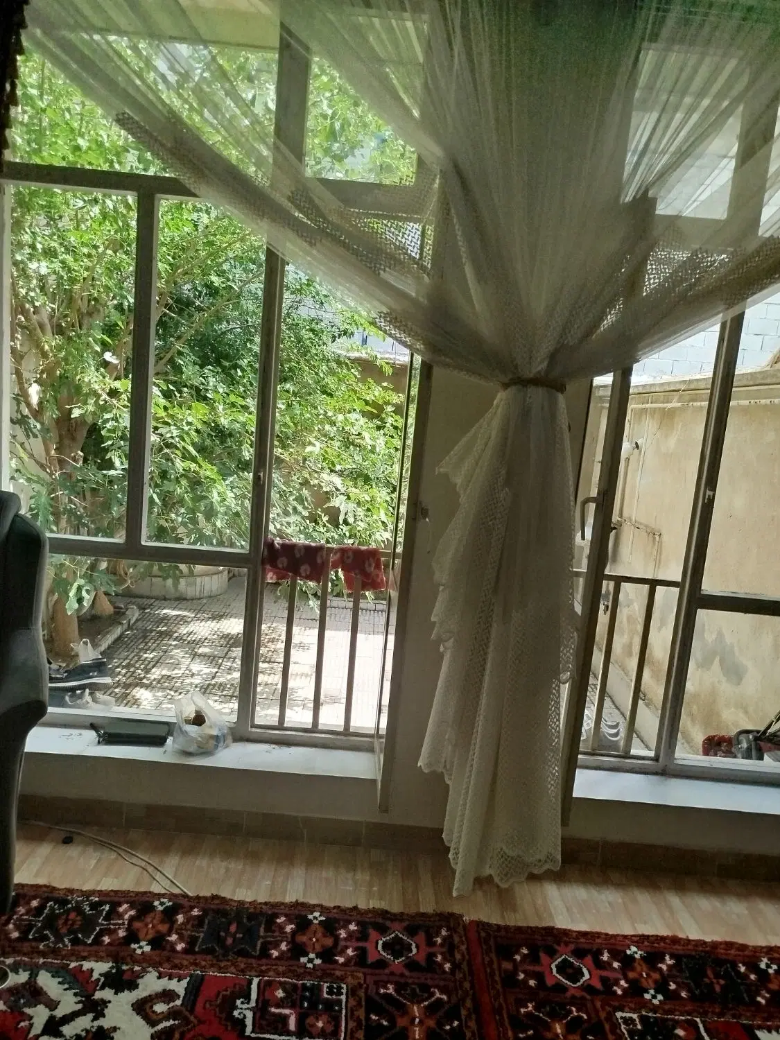 خانه دوطبقه همراه یک طبقه زیرزمین