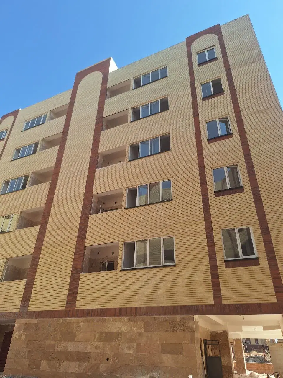 سقف بهمن پشت بیمارستان خاتم