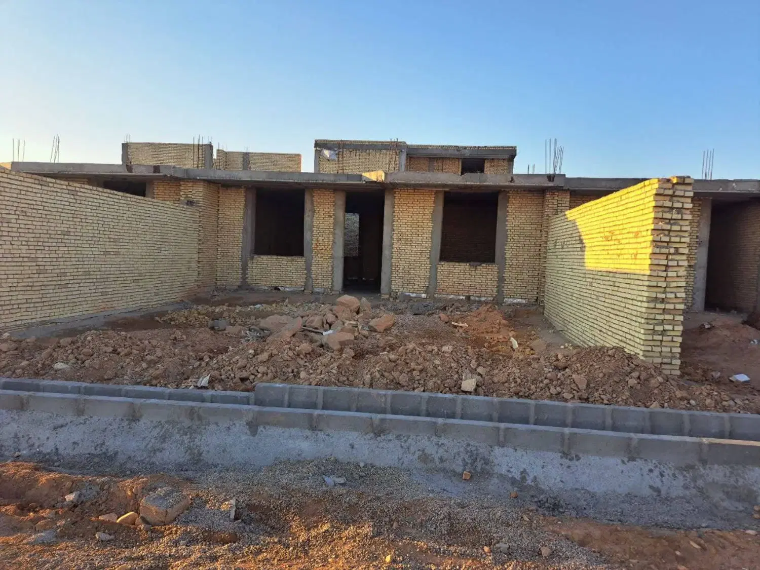 منزل ویلایی نیمه ساخت ۲۰۰متری ۳خواب فردوس