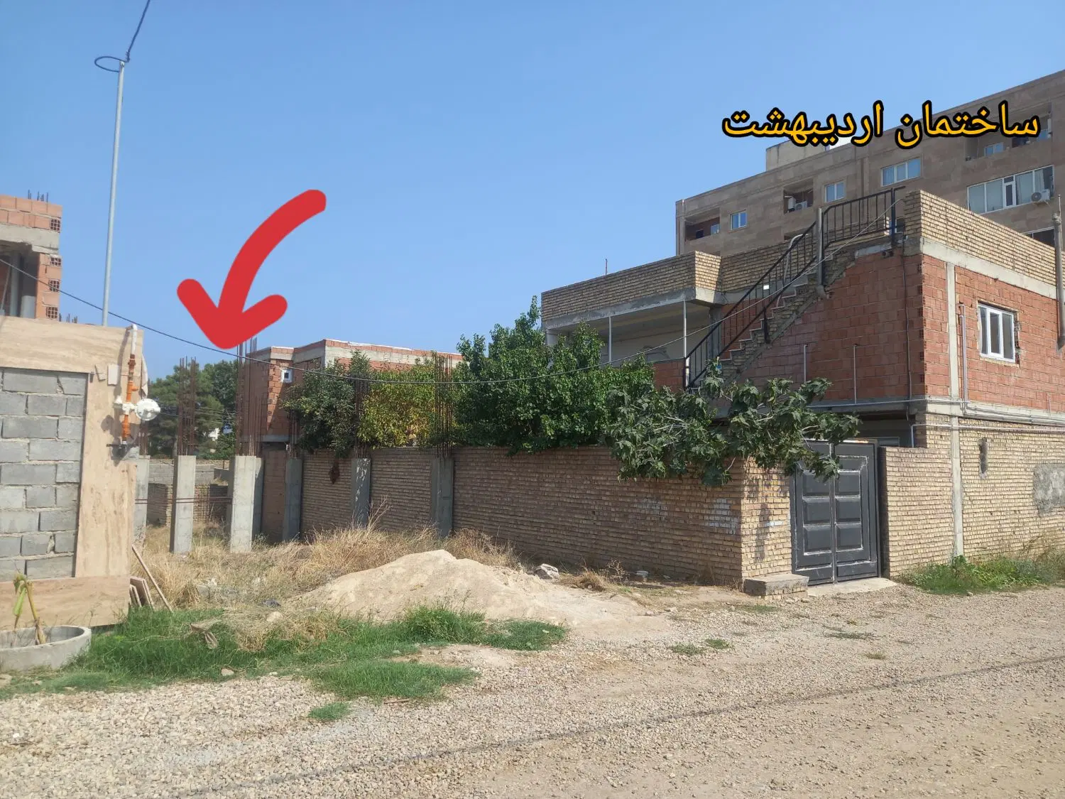 فروش یک قطعه زمین مسکونی نیم ساخته با موقعیت خوب
