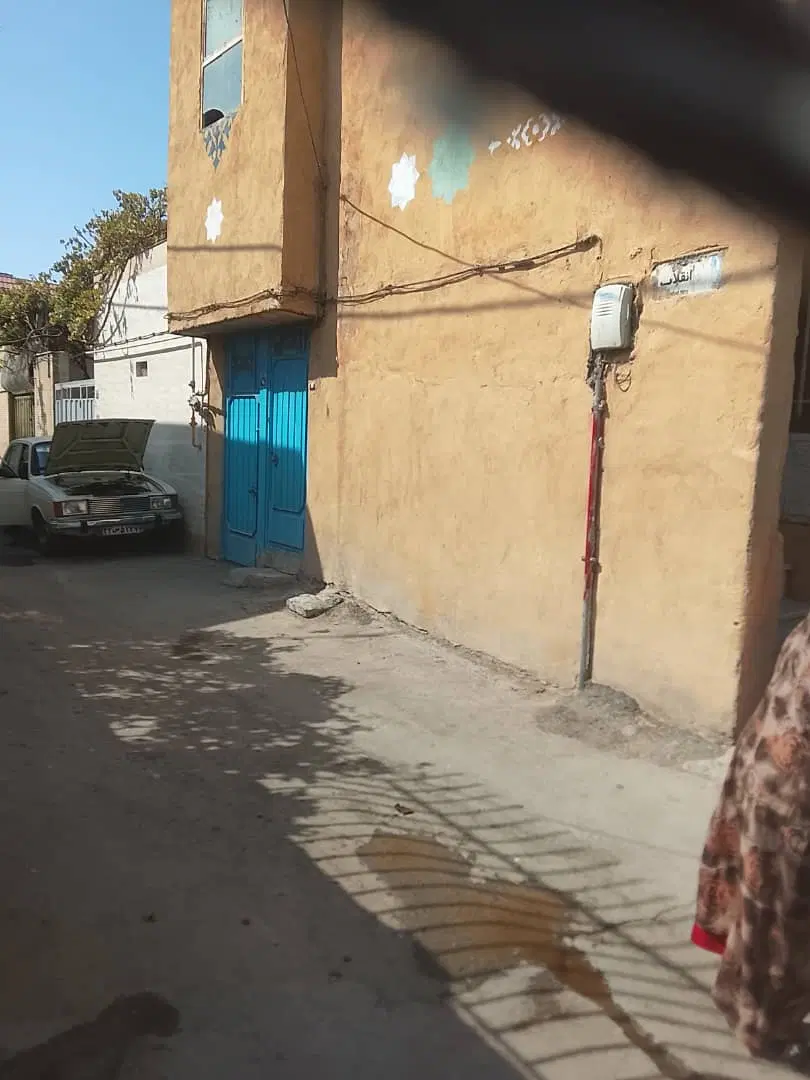 ۴ عدد مغازه و روی مغازه ساختمان مسکونی
