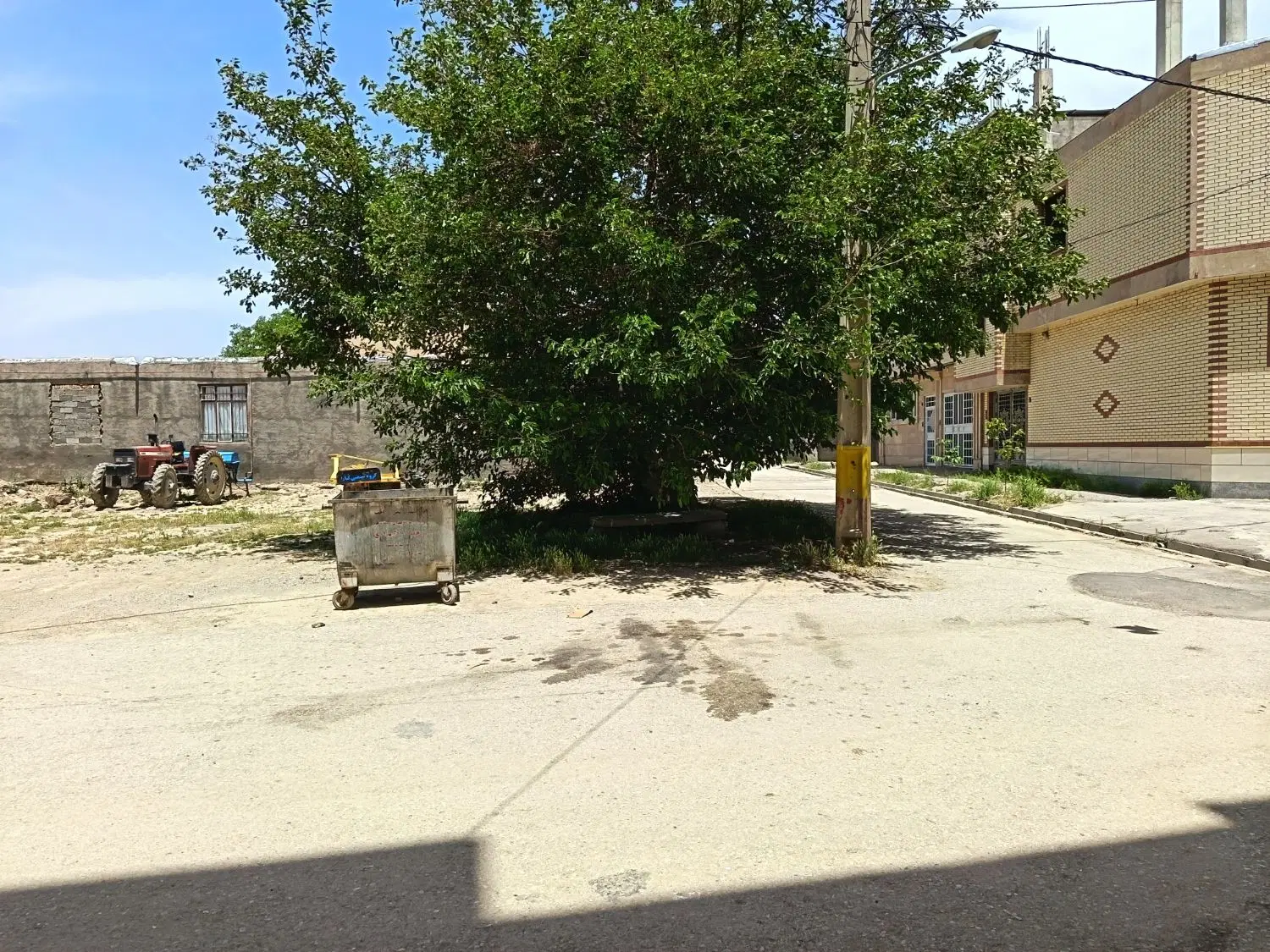 زمین دو بر ورودی فیروزان