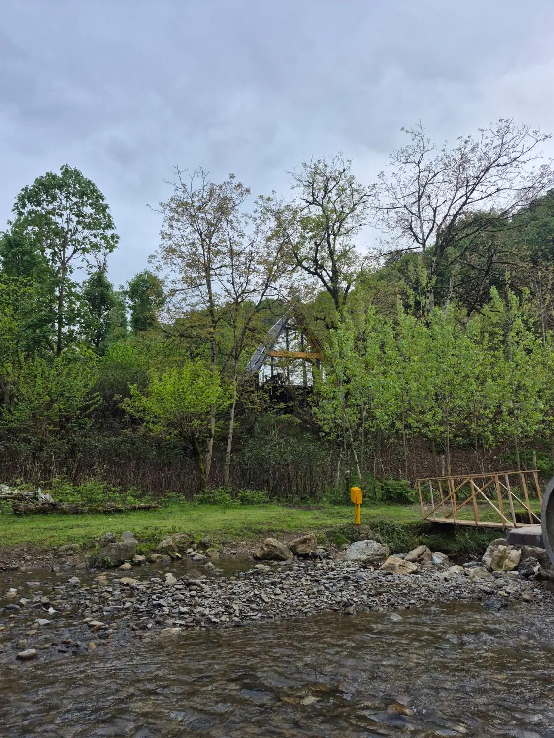 کلبه سوئیسی کنار رودخانه