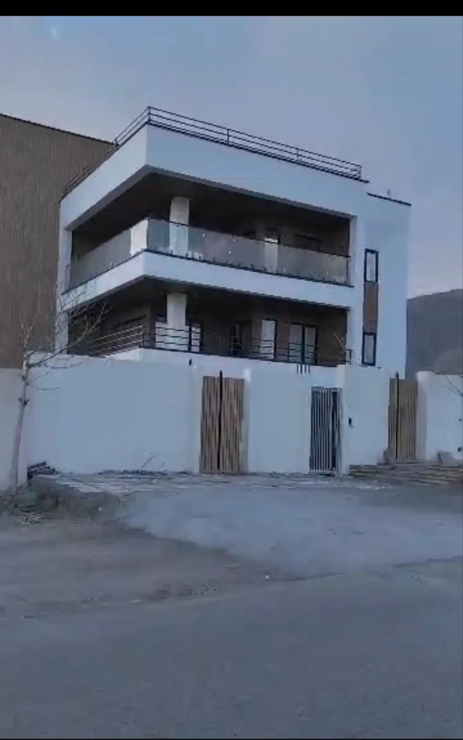 ۶۲۰ متر زمین جابان بالای جاده