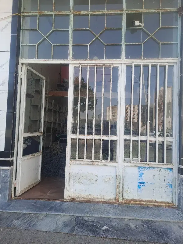 یک باب مغازه در خیابان گلستان