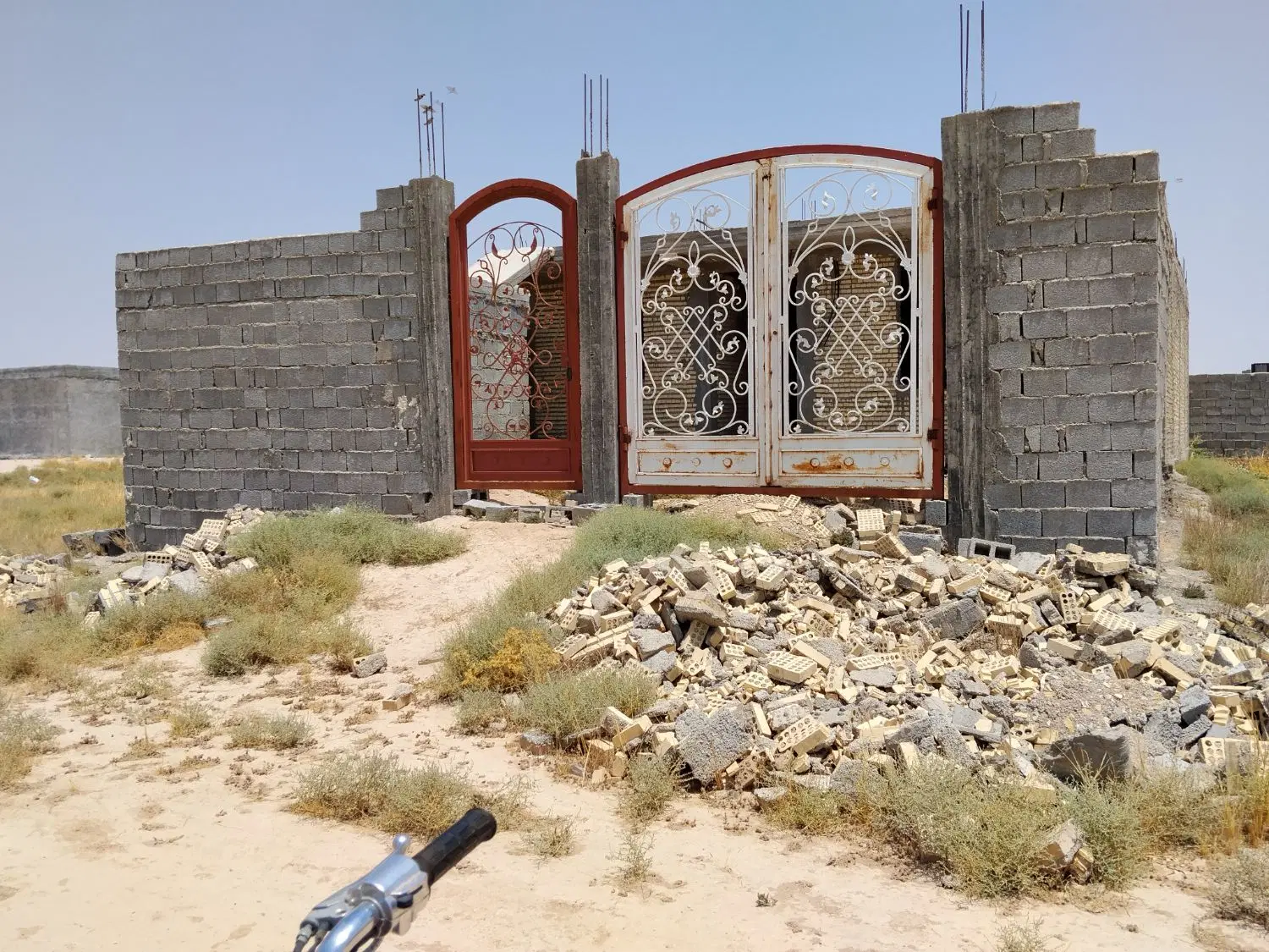 خونه نیمه کاره پشت دره