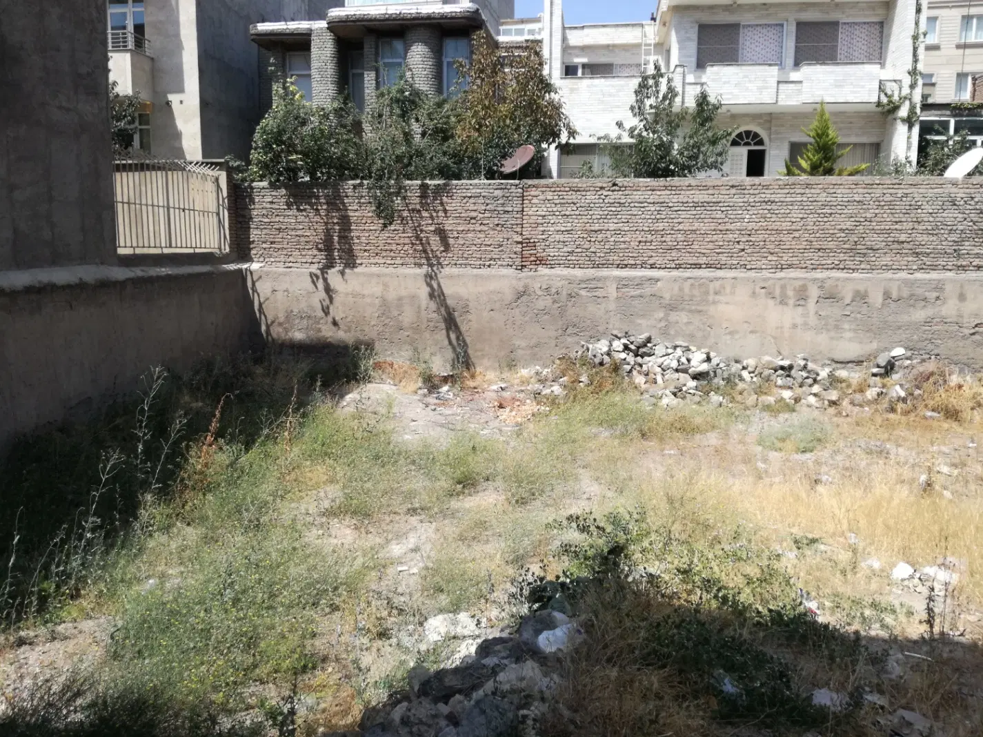 زمین ۱۷۷ متری مابین میدان شریعتی و چهارراه امام