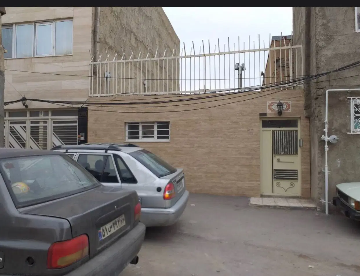 یک حیاط ویلایی در راسته کوچه ۹۳متر
