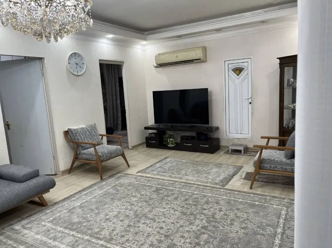 کاملا بازسازی شده کابینت ممبران یه حیاط بزرگ انبار