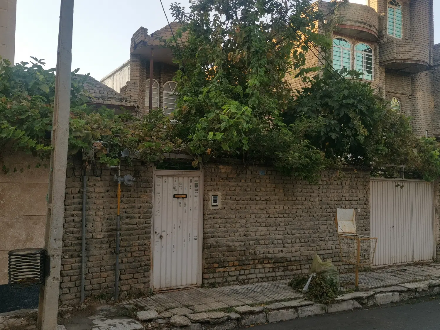فروش مسکونی حیاط دار، زیر قیمت محله