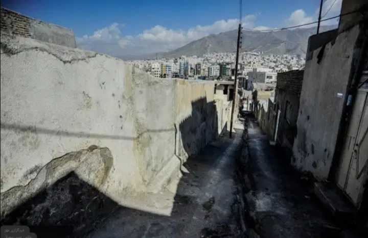 خانه قدیمی درون شهر
