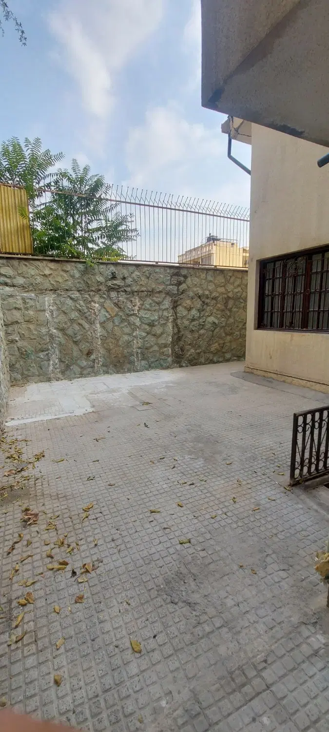 ویلایی مشجر ۸۵۰ متر بنا ۳۵۰ متر حیاط